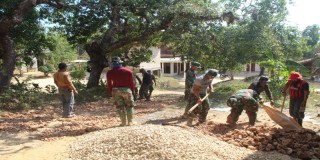 Satgas TMMD Kodim 0828 / Sampang memulai Pengaspalan