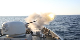 Bantuan Tembakan Kapal Meriam KRI SIM-367 Hancurkan Sasaran