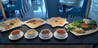 STEAMBOAT MANJAKAN LIDAH PENGUNJUNG GOLDEN TULIP LEGACY SURABAYA