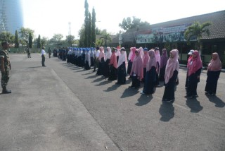 Guru SD Al Hikmah Surabaya Latihan PBB di Korem 084/Bhaskara Jaya