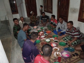 TIDUR DAN MAKAN DI RUMAH ORANG TUA ANGKAT TMMD SAMPANG