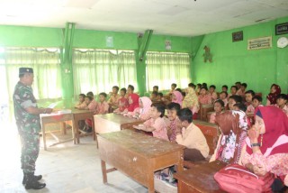 Bintal Korem 084/Bhaskara Jaya Terjun di SDN 1 Karang Anyar
