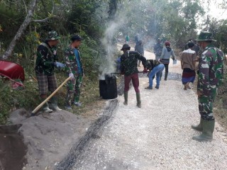 TMMD KODIM 0828/SAMPANG.KERJAKAN PENGASPALAN JALAN