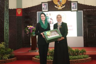 Arumi Bachsin Kukuhkan Pengurus Perwosi Kab. Pasuruan