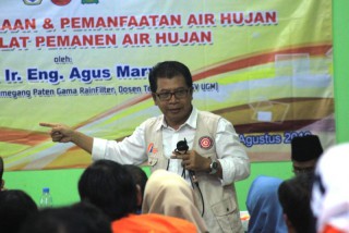 KKN Unitomo Ajarkan Warga Sedati Memanen Air Hujan