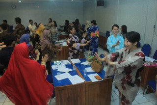 FS Unitomo Ajarkan Ekspatriat Jepang Tari Manuk Dadali