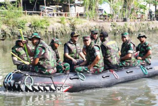 Emil Dardak Apresiasi Karya Bakti TNI Bersih-Bersih Kalimas Surabaya