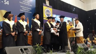 Unitomo Wisuda 898 Lulusan Di Hadiri Bonek dan K-Conk Mania