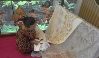 The Alana Surabaya Hotel Memperingati Hari Batik dengan Melestarikan Batik Surabaya dan Canting