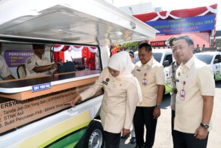 Gubernur Khofifah Luncurkan 30 Unit Samsat Keliling Cettar : Tidak Ada Alasan Tidak Bayar Pajak