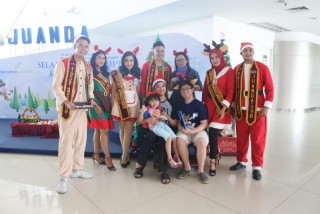 MERIAHKAN PERAYAAN NATAL, BANDARA JUANDA AJAK PENUMPANG MENGHIAS KUE