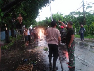 BABINSA KORAMIL 0817/01 DRIYOREJO EVAKUASI BENCANA PUTING BELIUNG