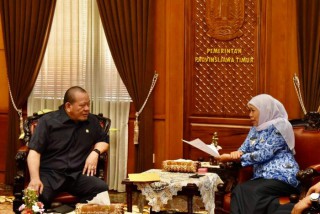 Gubernur Khofifah Serahkan Buku Perpres 80/2019 Tentang Percepatan Pembangunan Ekonomi di Jawa Timur  Kepada Ketua DPD RI