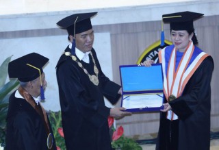 Puan Maharani Terima Dr. (HC) dari Undip
