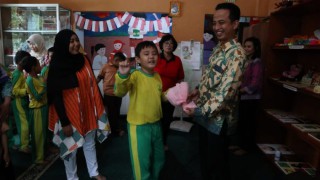The Alana Surabaya Hotel Bagi Bagi Bingkisan Coklat Untuk SDN Gayungan II