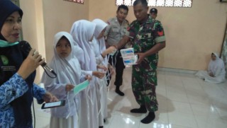 Cegah virus corona, TNI-Polri dan petugas medis di Pamekasan bagikan masker di Ponpes Al-Abror