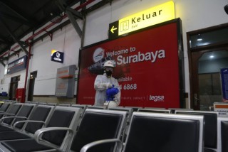 Cegah Virus Corona, Stasiun dan Sarana Kereta Api Daop 8 Disemprot Disinfektan