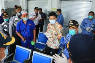 Pastikan Transportasi Publik Tetap Berjalan, Wagub Emil Tinjau Terminal dan Bandara di Jatim