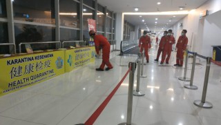 Cegah Covid-19 Bandara Juanda Terapkan " Social Distancing", Penyemprotan Cairan disinfektan Secara Berkala