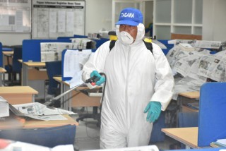 Waspada Corona, Kantor Diskominfo Jatim Disemprot Desinfektan