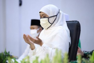 Peringatan Nuzulul Qur’an Online, Khofifah Harapkan Keberkahan Al-Qur’an Turun di Jatim dan Indonesia