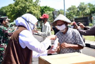 Peringati Hari Lansia, Gubernur Khofifah : Lindungi Lansia dari Risiko Terpapar COVID-19