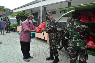 Warga Terdampak Covid 19. Dapatkan Bantuan Sembako dari Kodim Tipe A 0831/ST.