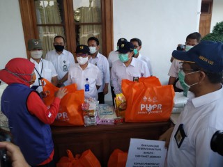 Di Jatim, Kementerian PUPR Bagikan 3.290 Paket Sembako Bagi Warga Terdampak Covid- 19