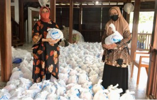 BKOW Jatim Berbagi Kasih dengan Warga Terdampak Covid-19