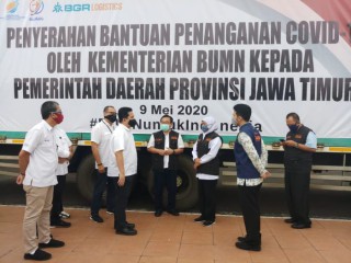 Menteri BUMN Serahkan Bantuan APD di Jatim