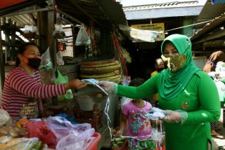 Persit KCK Koorcabrem 084 Bagikan Masker Untuk Pedagang dan Pengendara