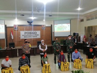 Gubernur Serahkan  Bantuan untuk 621 Mahasiswa NTT Terdampak Covid-19 di Malang