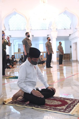Presiden Jokowi Salat Jumat di Masjid Baiturrahim