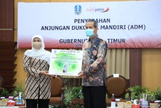 Khofifah Serahkan Bantuan 20 ADM Untuk 20 Kota Dan Kabupaten Jatim