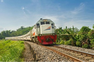 Kereta Api Turangga dan Kertajaya Mulai Beroperasi