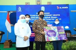 Bagikan 1,3 Juta Kartu Internet Gratis Untuk Pelajar SMA, SMK, SLB, Gubernur Khofifah Harap Menambah  Motivasi Belajar Siswa