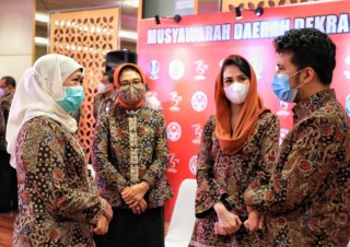 Gubernur Khofifah Minta  Dekranasda Lakukan Literasi Digital Secara Masif  Untuk  Transformasi Digital Bagi UMKM