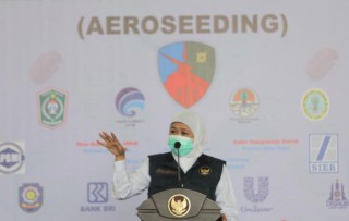 Revegetasi Lingkungan, Gubernur Khofifah  Tebarkan 3,5 Ton  Benih Tanaman Lewat Aeroseeding di Udara