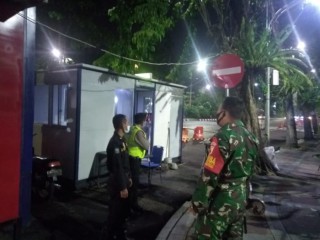 Babinsa Kelurahan Ngagel laksanakan Patroli Wilayah Binaan