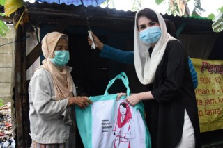 Bersama Geng Gemes, Arumi Bachsin Bagikan 150 Paket Sembako Buat Masyarakat Terdampak Covid-19 di Surabaya