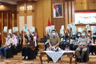 Terima Sertifikat Tanah, Wagub Emil Berpesan Agar Penerima Manfaatkan Buat Modal Usaha Yang Legal