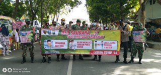 Sosialisasi Humanis Kodim 0828/Sampang Pelaksana Koramil 01/Kota Bersama Instansi Terkait Dalam Menerapkan 5M