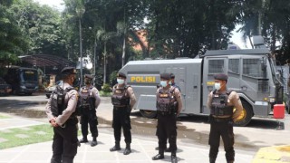 Gunakan Mobil Water Canon, Polres Gresik Gelar Penyemprotan Disinfektan