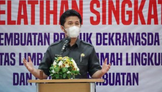 Wagub Emil Ajak Pengrajin Batik Wujudkan Industri Hijau