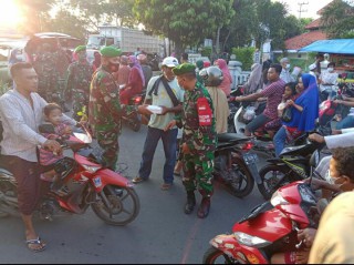 Koramil 0817/02 Wringinanom Bagikan Ratusan Takjil Menjelang Waktu Berbuka