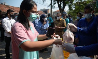 Cek Harga Sembako, Cak Ji Tinjau Pasar di Balai RW Balongsari