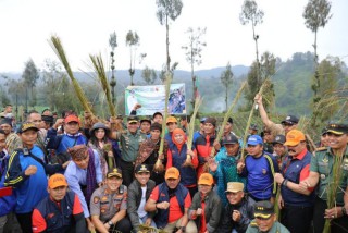 Gubernur Khofifah : Urip Iku Gawe Urup, Jaga Bumi dengan Lestarikan Lingkungan