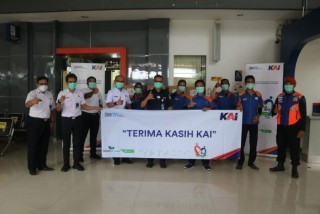 KAI Berikan Bantuan Senilai 328 Juta Rupiah untuk Porter Stasiun