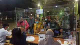 Tahan Rindu Keluarga, PMI Masih Disiplin Jalani Tahapan Prokes di Asrama Haji Surabaya