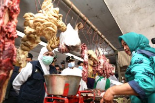 Jelang Hari Raya, Gubernur Khofifah Bareng Gus Ipul Kompak Cek Harga Sembako di Pasar Besar Pasuruan